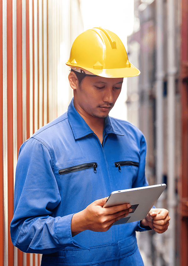 Image of Fleet Management worker on tablet collecting data with GoCanvas.